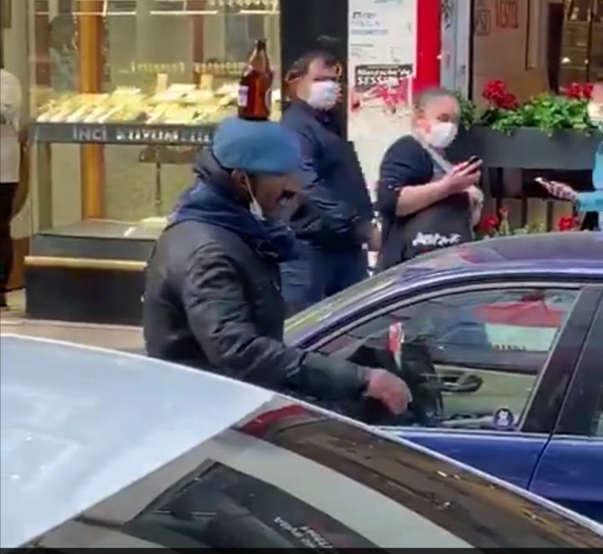 Mehter geçerken başında bira şişesi taşıyan adam